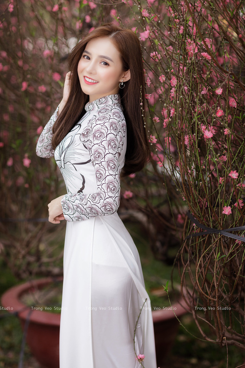 中立B仰泳选手姿态协调度提升，中游体育仰泳手臂路线